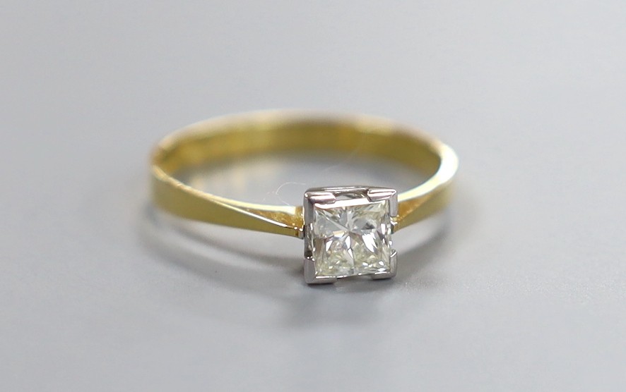 A modern 18ct gold and princess cut solitaire diamond set ring, size O/P, gross weight 2.2 grams